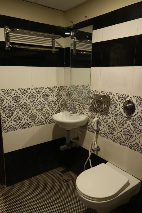 E S Residency Hotel เธนี ภายนอก รูปภาพ
