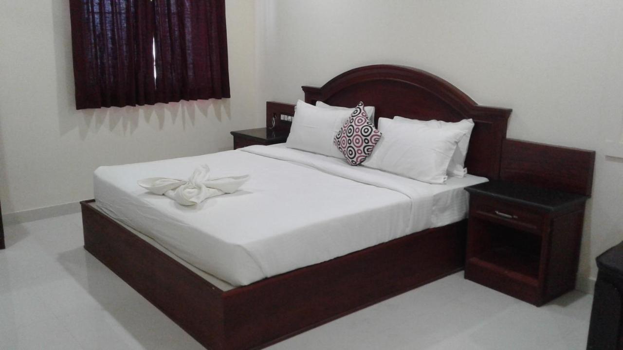 E S Residency Hotel เธนี ภายนอก รูปภาพ