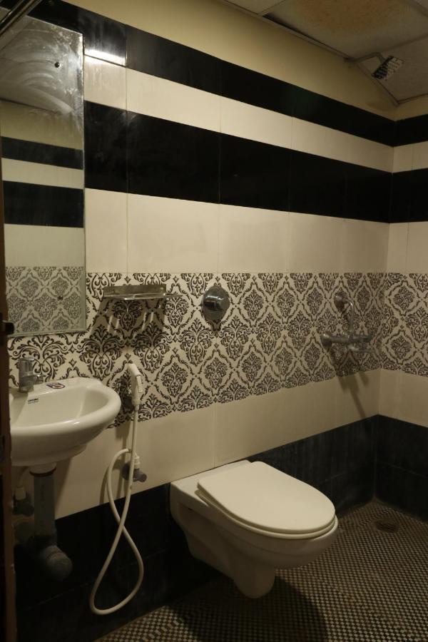 E S Residency Hotel เธนี ภายนอก รูปภาพ