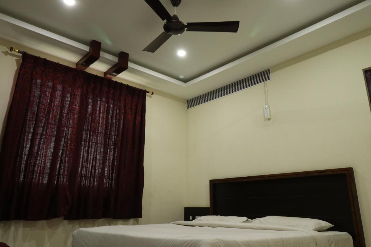E S Residency Hotel เธนี ภายนอก รูปภาพ