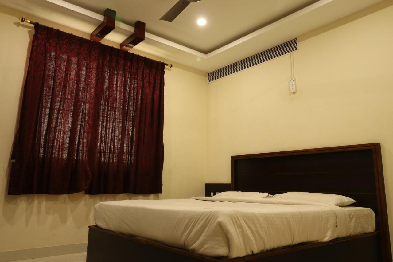 E S Residency Hotel เธนี ภายนอก รูปภาพ