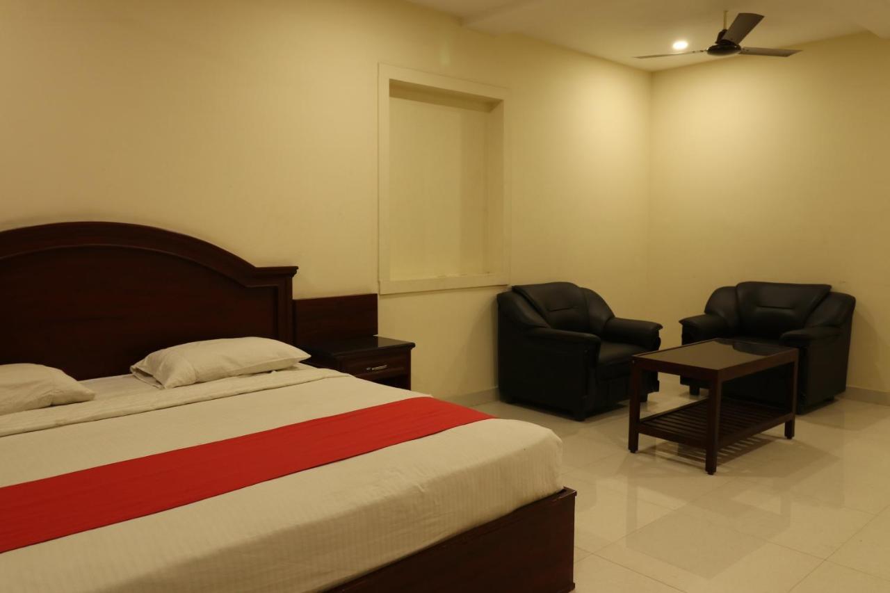 E S Residency Hotel เธนี ภายนอก รูปภาพ
