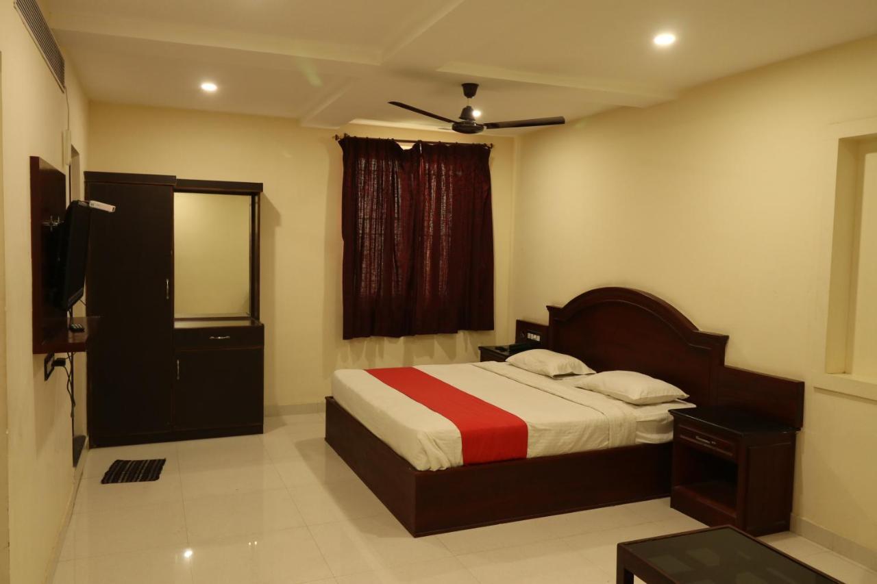 E S Residency Hotel เธนี ภายนอก รูปภาพ