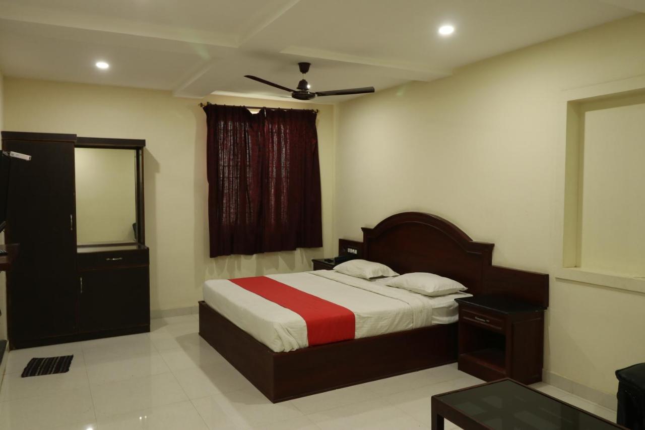 E S Residency Hotel เธนี ภายนอก รูปภาพ