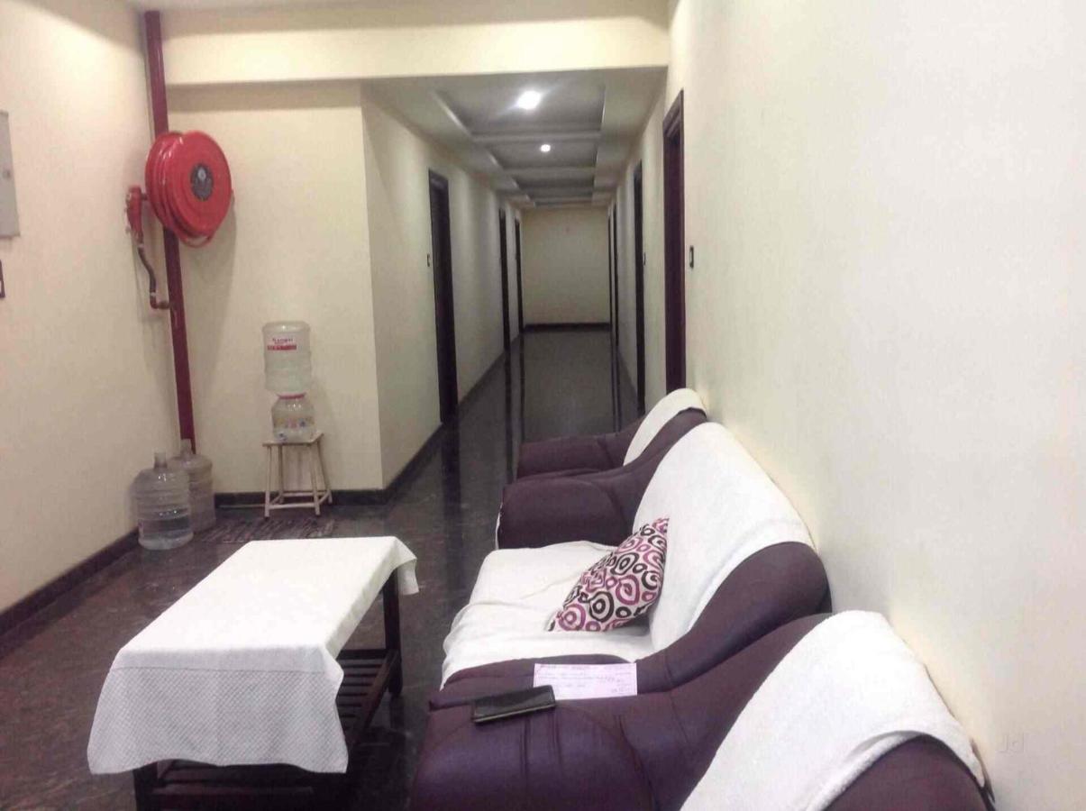 E S Residency Hotel เธนี ภายนอก รูปภาพ