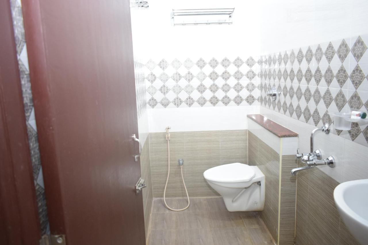 E S Residency Hotel เธนี ภายนอก รูปภาพ