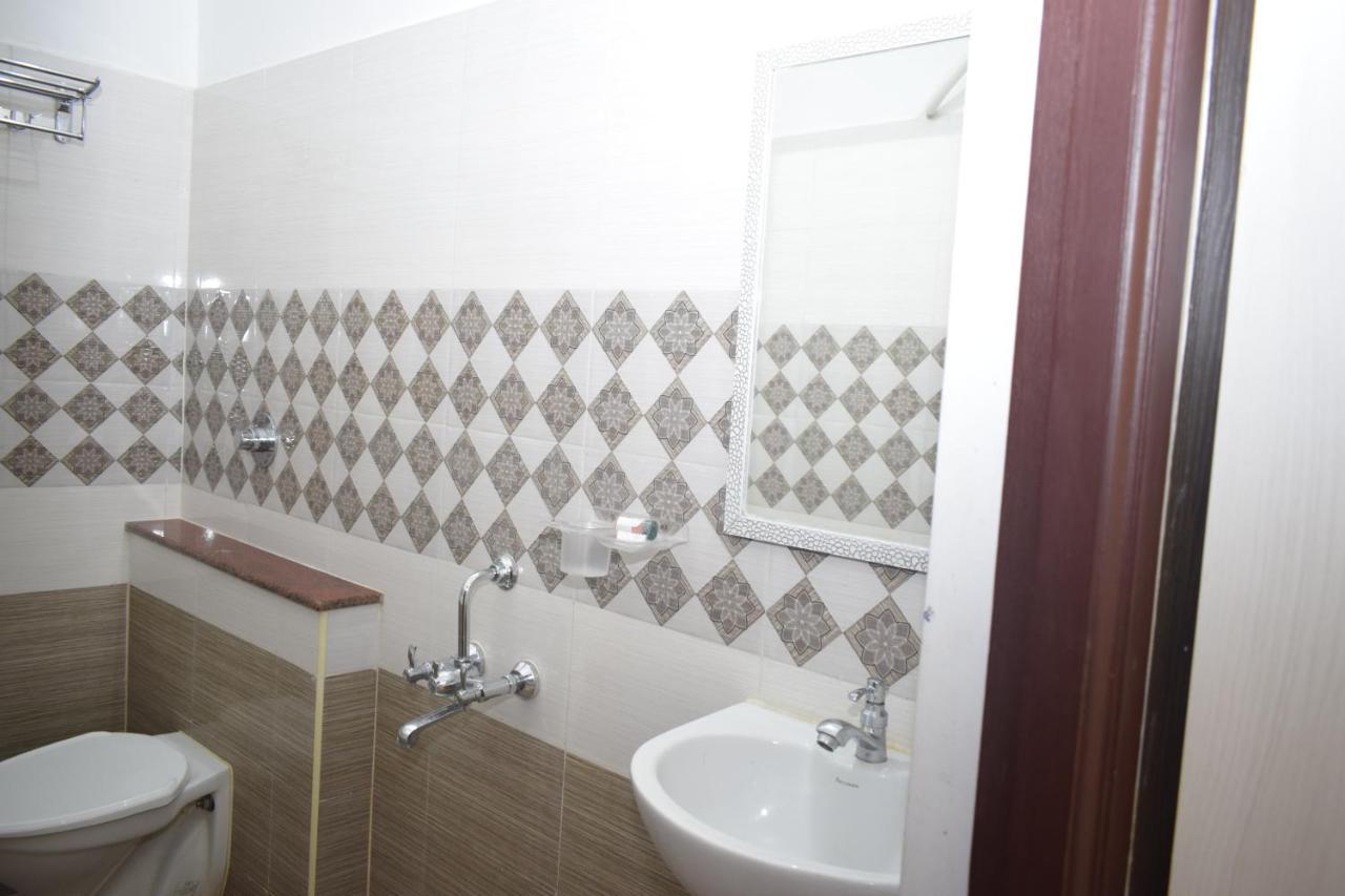 E S Residency Hotel เธนี ภายนอก รูปภาพ