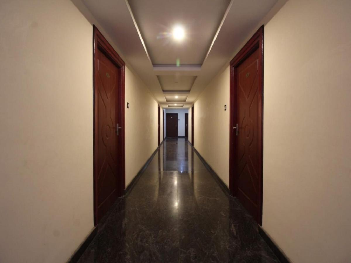 E S Residency Hotel เธนี ภายนอก รูปภาพ