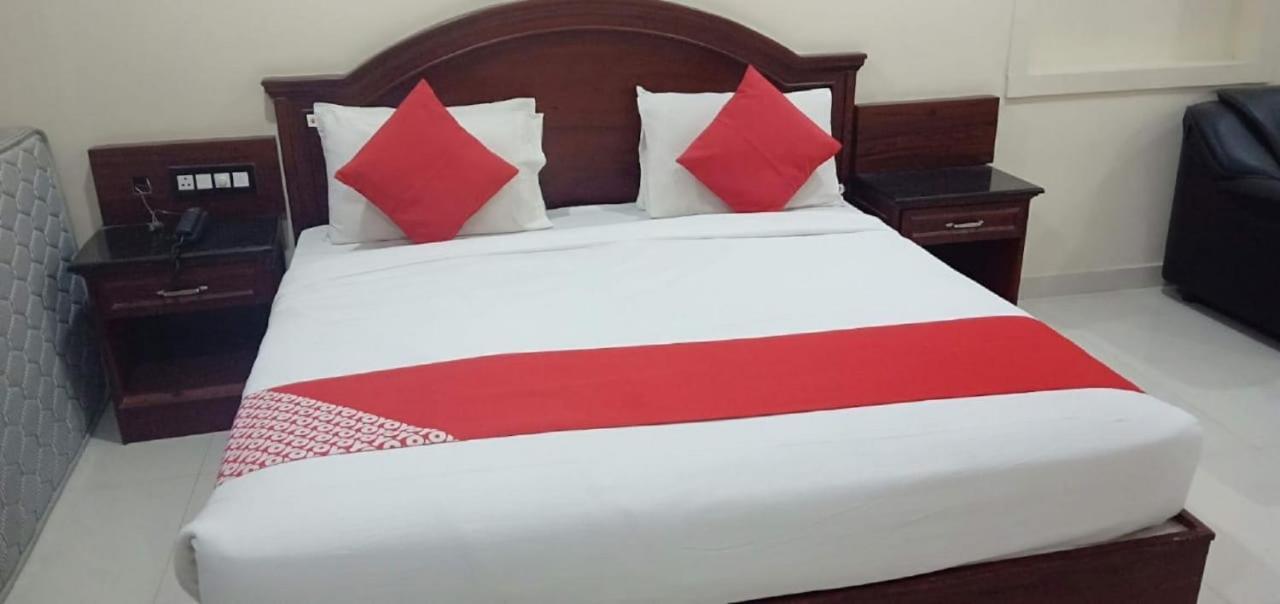 E S Residency Hotel เธนี ภายนอก รูปภาพ