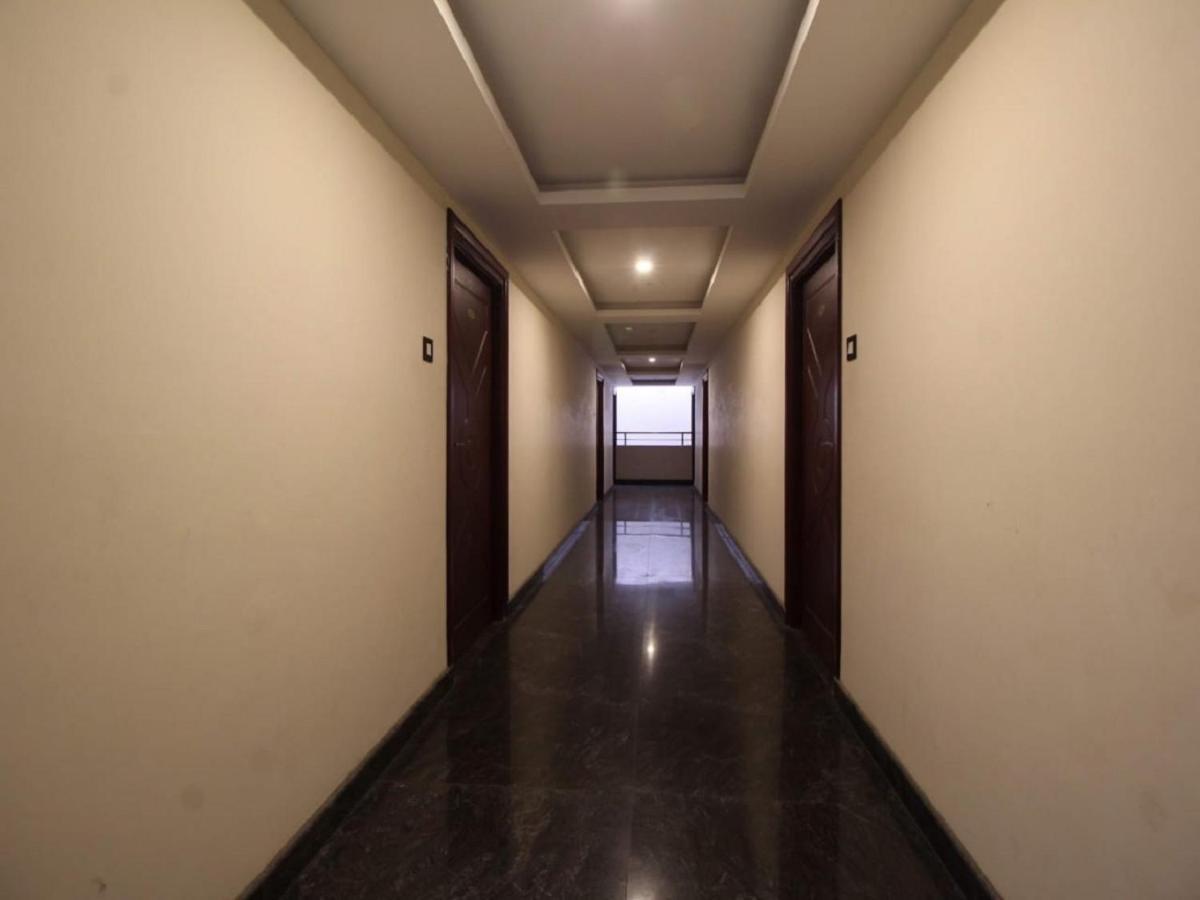E S Residency Hotel เธนี ภายนอก รูปภาพ