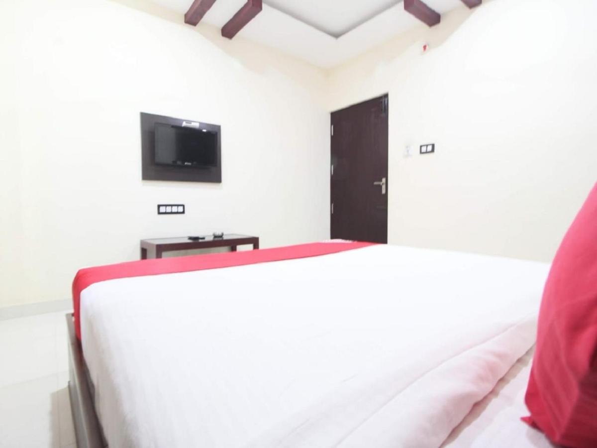 E S Residency Hotel เธนี ภายนอก รูปภาพ